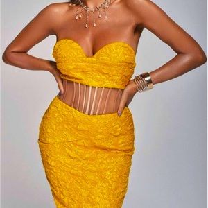 STRAPLESS MIDI DRESS IN YELLOW